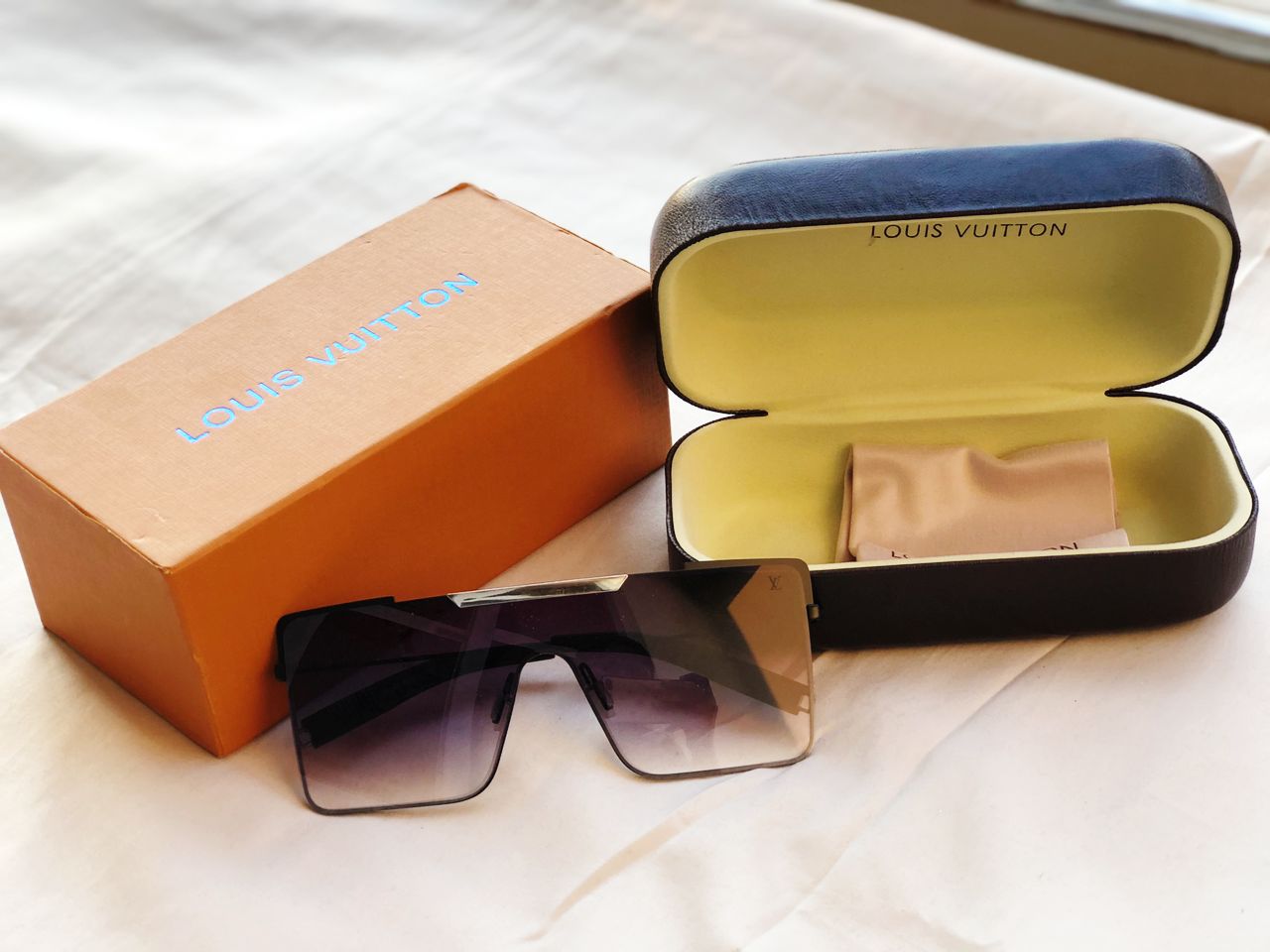 Louis Vuitton 96006 Black White - Original Box, Optical Sunglasses,  Sunglasses, Dark Sunglasses, Sun Goggles, धूप के चश्में - Mangwow Online,  Mumbai | ID: 2853038333697