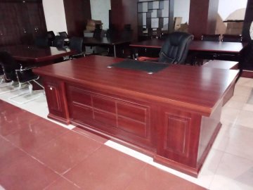 EXECUTIVE OFFICE DESK,THICK TABLE TOP,WELL FURNISHED AND DURABLE